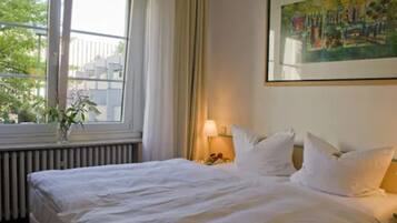 Premium bedding, in-room safe, desk, free cots/infant beds