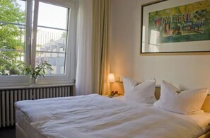 Premium bedding, in-room safe, desk, free cots/infant beds - Hotel Am Hofgarten (Düsseldorf)