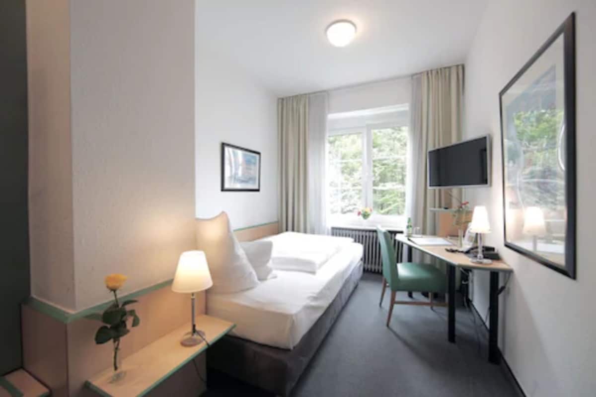 Premium bedding, in-room safe, desk, cribs (free)