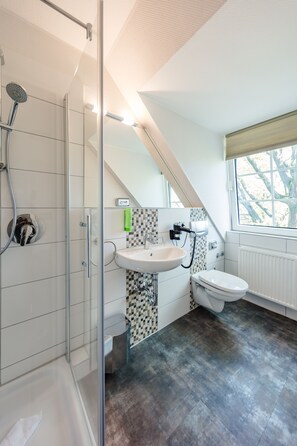 Comfort Single Room | Bathroom | Shower, free toiletries, hair dryer, towels - Hotel Zum Zeppelin (Hamburg)