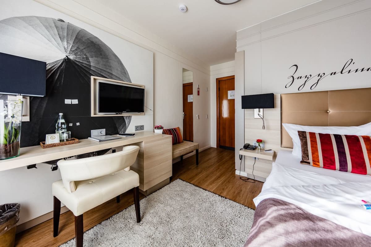 standard single room | premium bedding, in-room safe, desk, blackout curtains