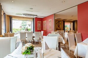 Breakfast, lunch and dinner served