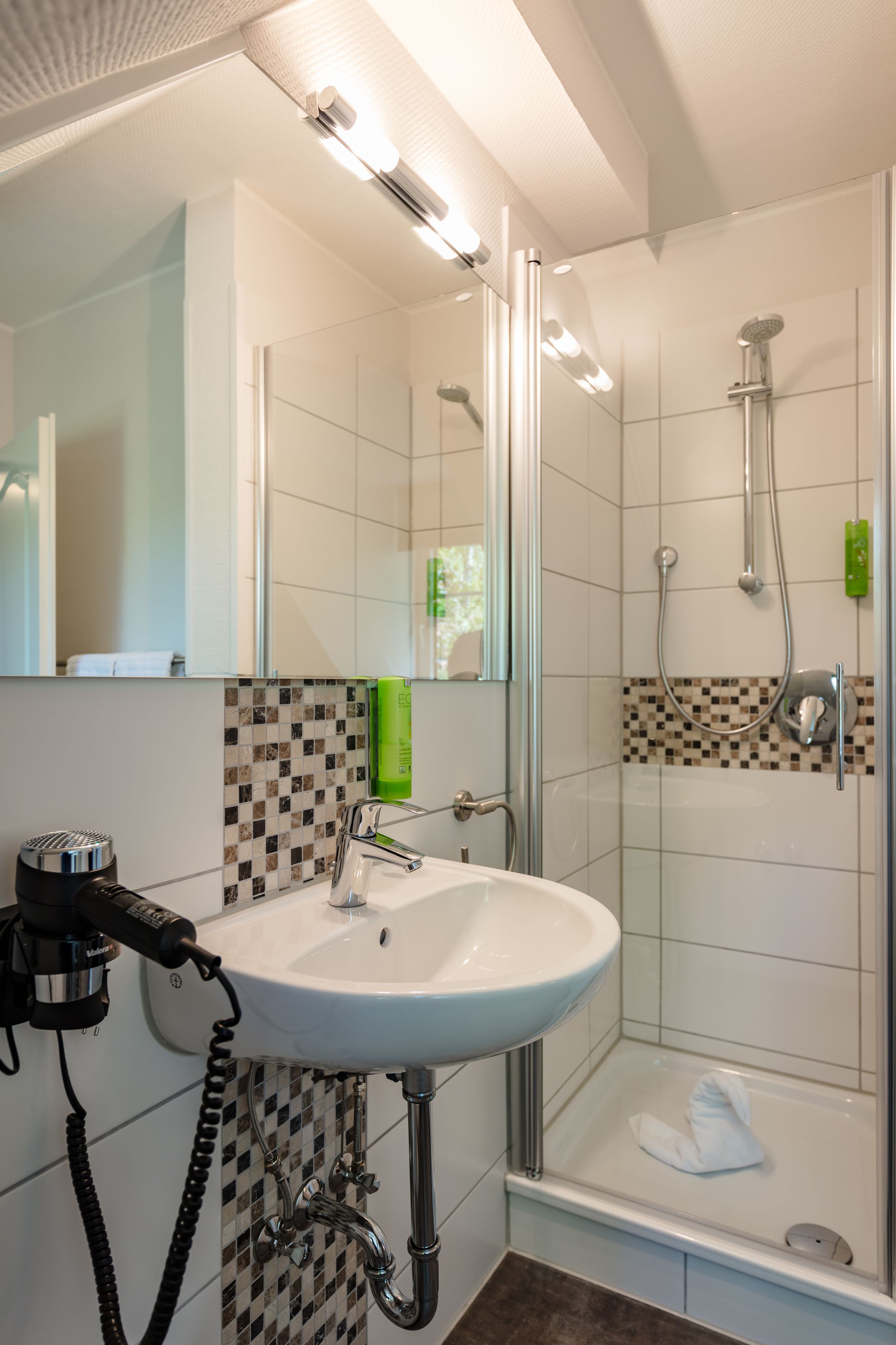 standard double room | bathroom | shower, free toiletries, hair dryer, towels