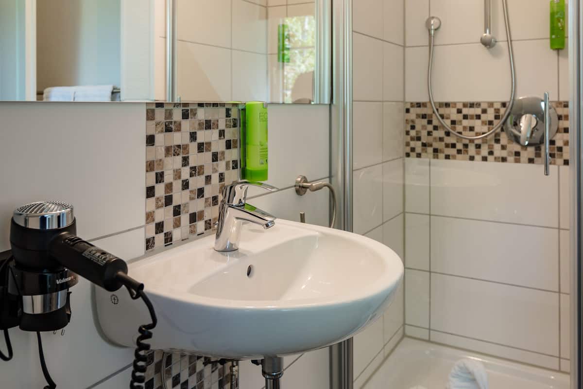 standard double room | bathroom | shower, free toiletries, hair dryer, towels