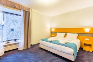 Quarto casal luxo | Roupas de cama antialérgicas, frigobar, cofres nos quartos, escrivaninha