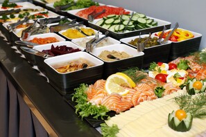 Tägliches Frühstücksbuffet (15 EUR pro Person)