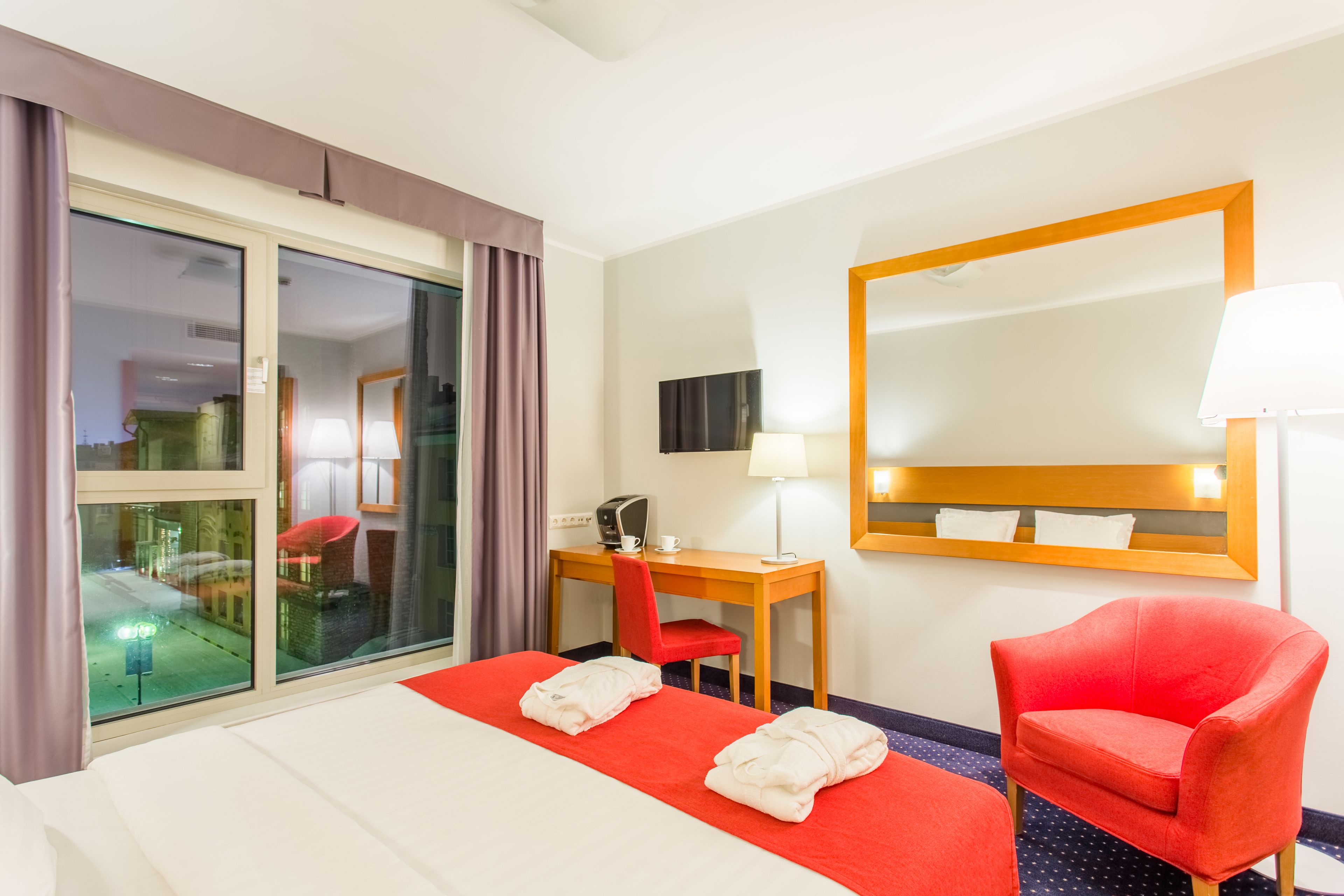 superior double room | hypo-allergenic bedding, minibar, in-room safe, desk