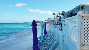 Pantai di sekitar, pasir putih, dan antar-jemput gratis ke pantai