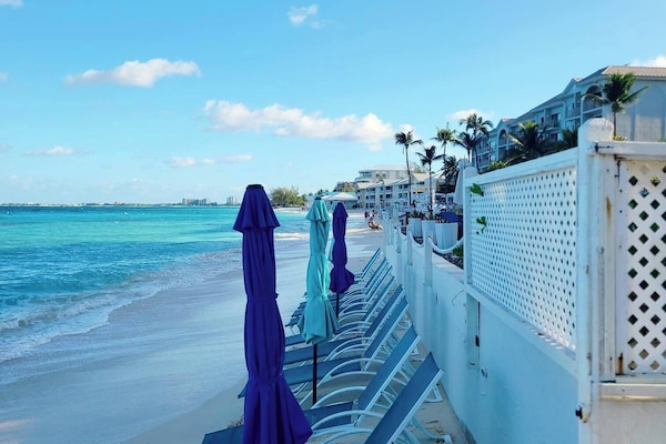Una playa cerca, arena blanca, traslado desde/hacia la playa gratis