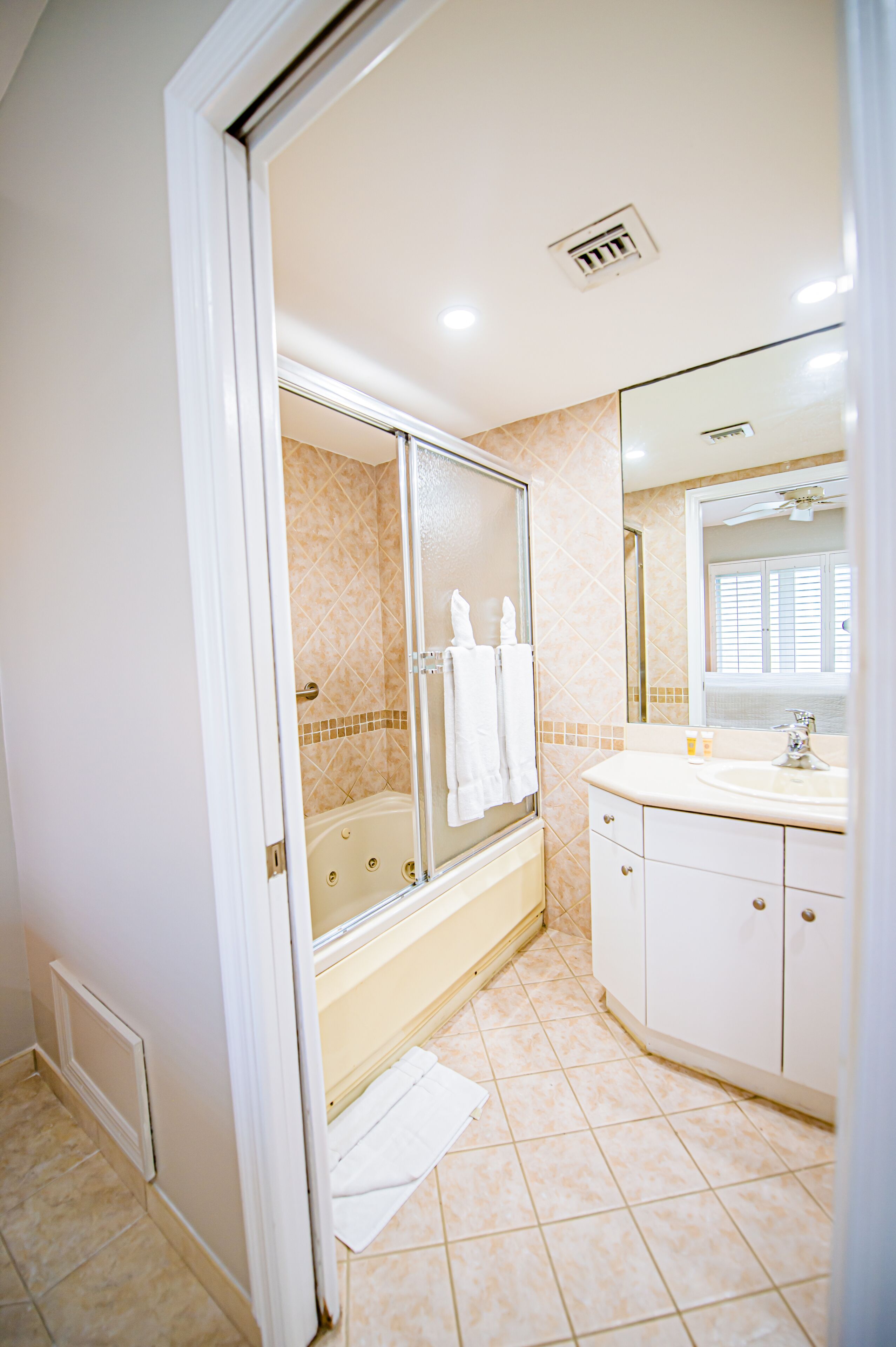 combined shower/bathtub, jetted bath, free toiletries, hair dryer