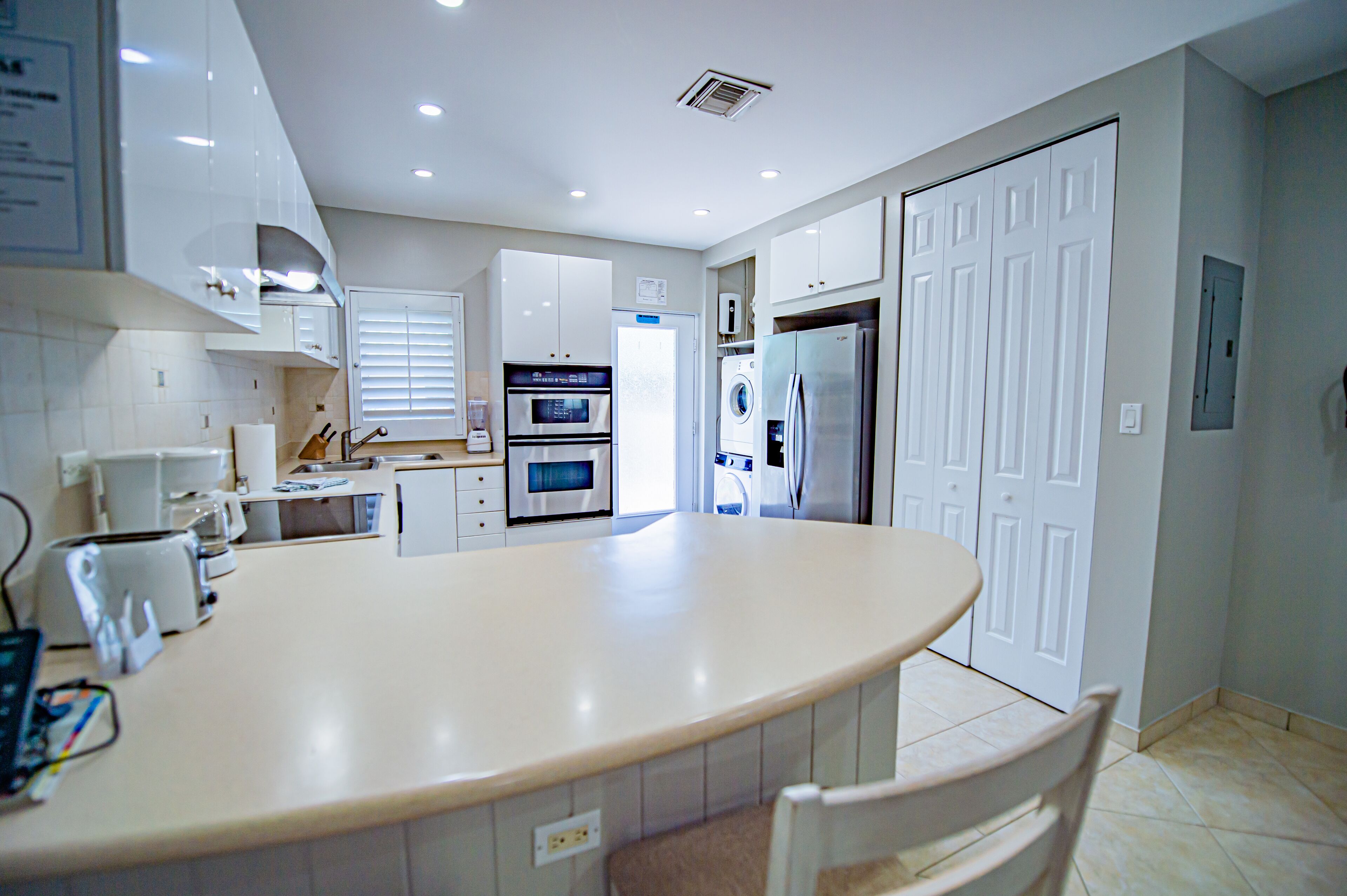 Familie appartement, 2 slaapkamers | Privékeuken | Een koelkast, een microgolfoven, een oven, een kookplaat