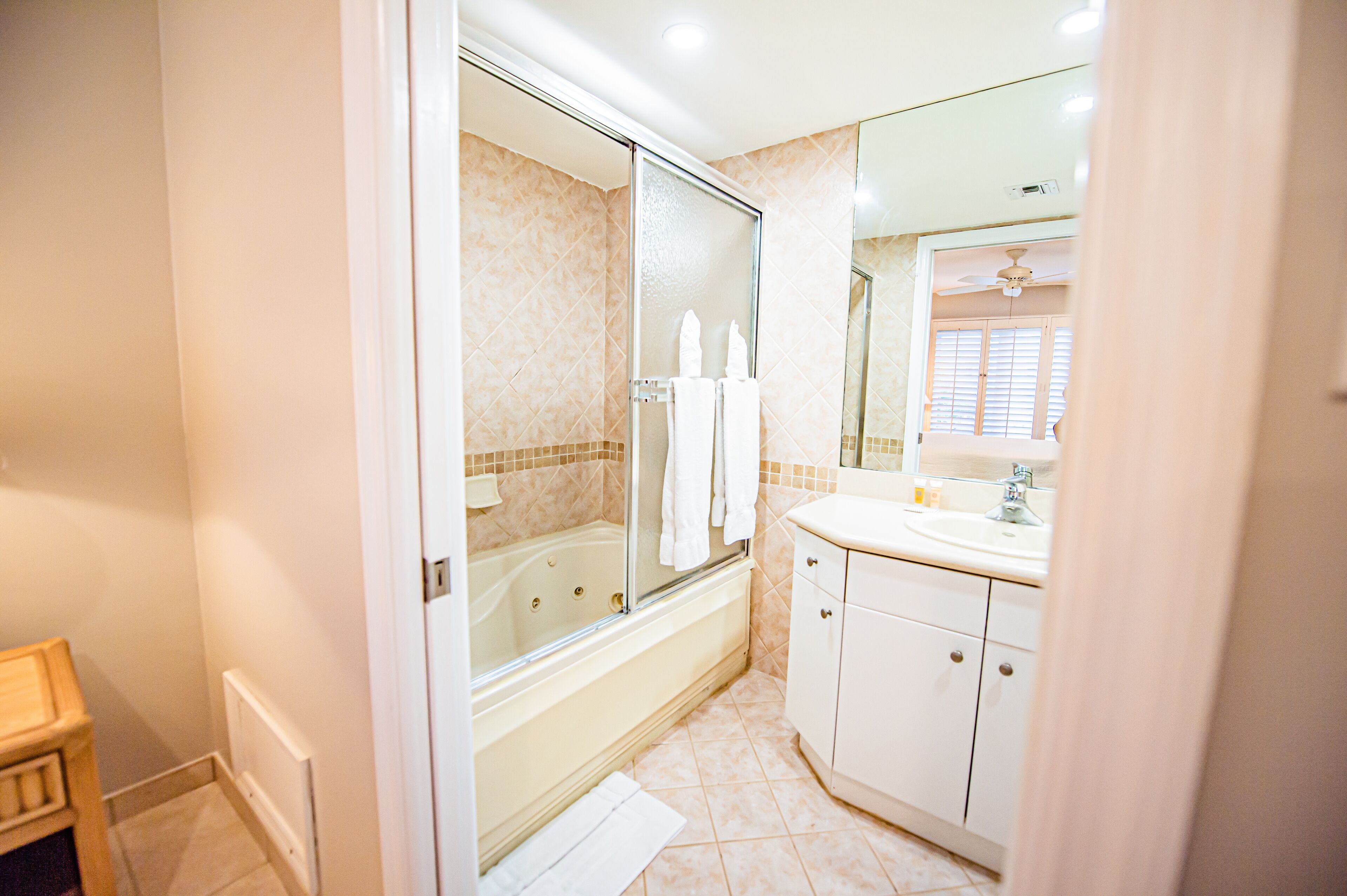 combined shower/bathtub, jetted bath, free toiletries, hair dryer