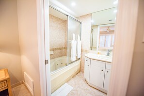 Ducha y bañera combinadas y bañera de hidromasaje
