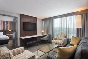 Suite, 1 chambre | Aire de séjour | Téléviseur connecté de 32 po avec télévision par câble, téléviseur