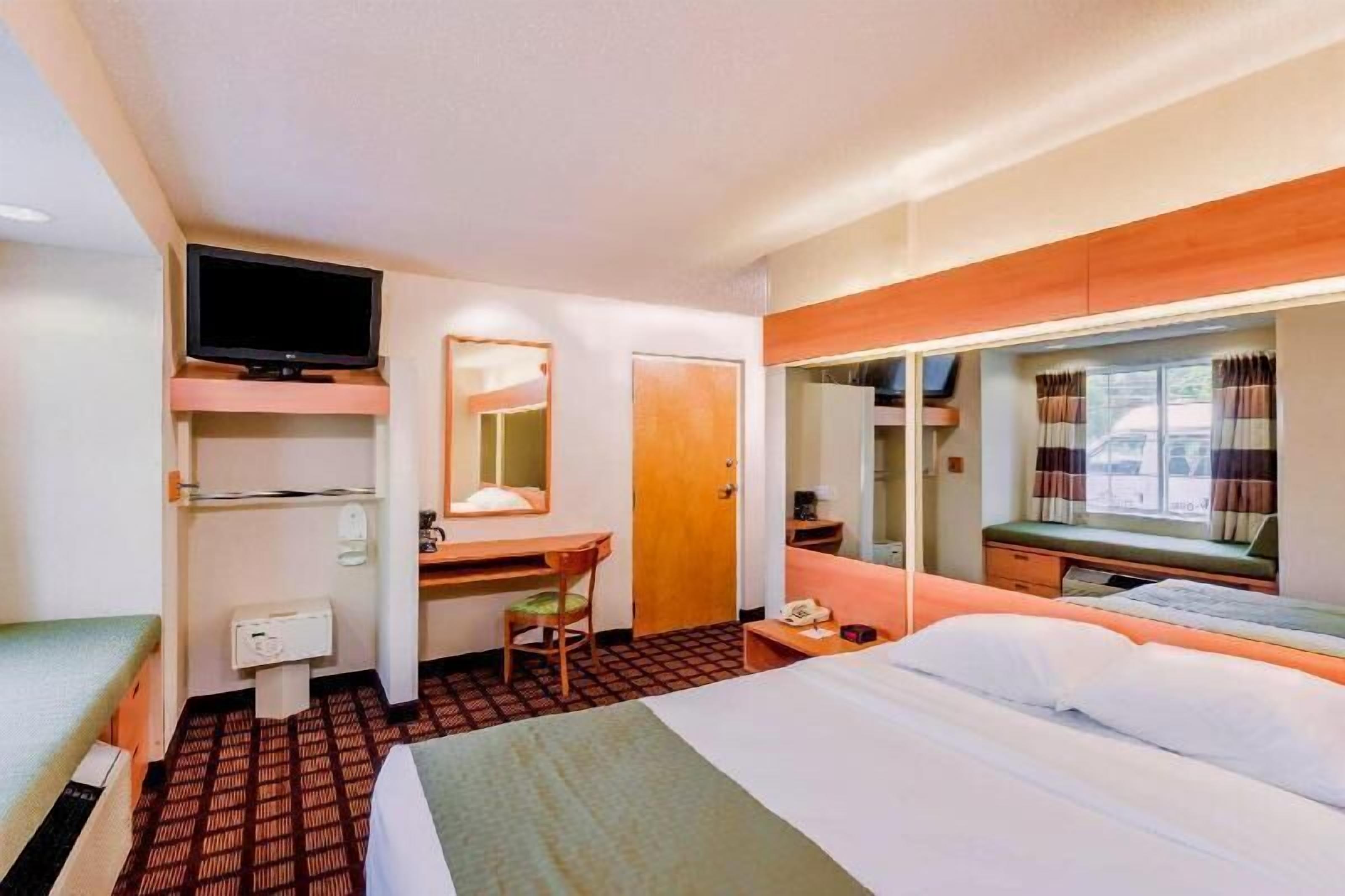 Cofres nos quartos, escrivaninha, espaço de trabalho para notebook