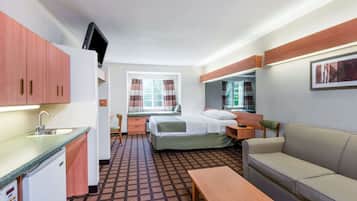 Suite estudio, 1 cama de matrimonio, no fumadores (Mobility/Hearing Impaired) | Caja fuerte, escritorio, espacio para trabajar con un portátil