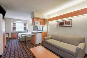 Studio Suite, 1 Queen Bed, Non Smoking | In-room safe, desk, laptop workspace, blackout drapes