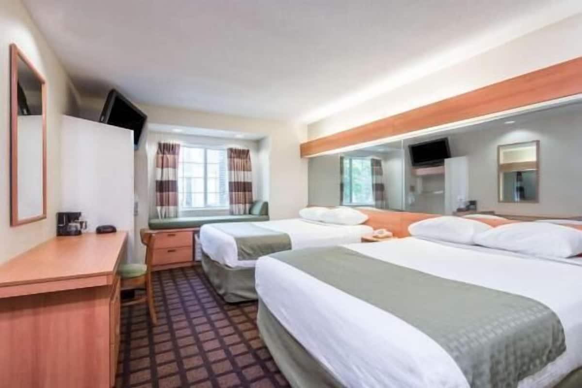 Safe på rommet, skrivebord og skrivebord for bærbar PC