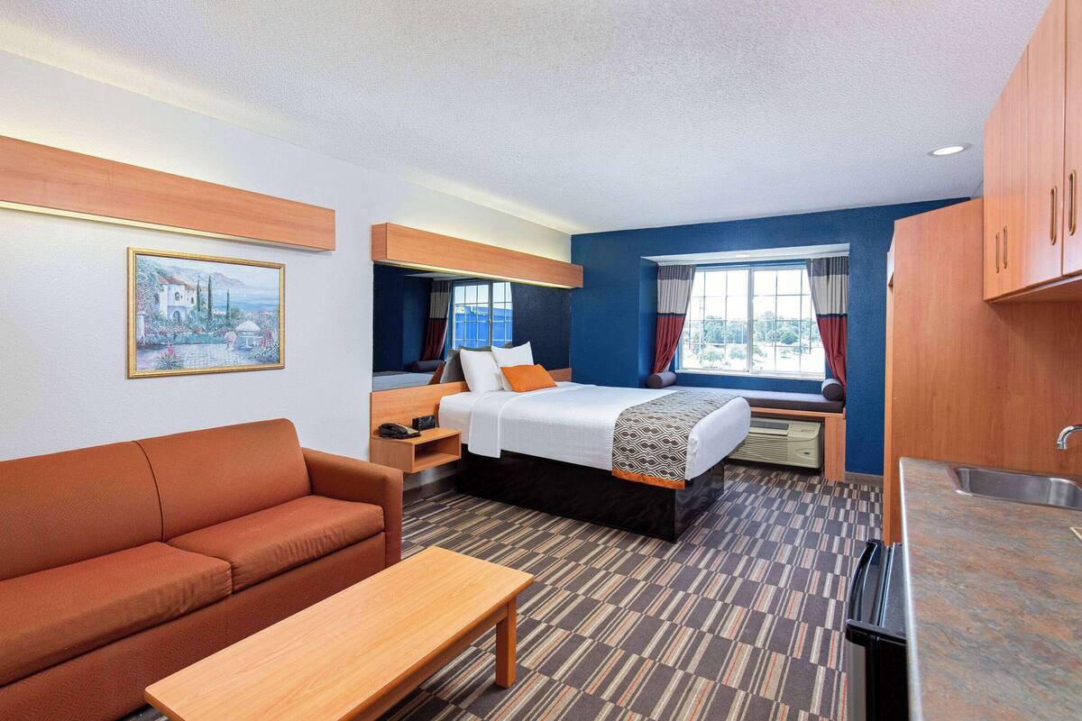 Suite, 1 Queen Bed, Accessible, Non Smoking | Desk, blackout drapes, iron/ironing board, WiFi (free)