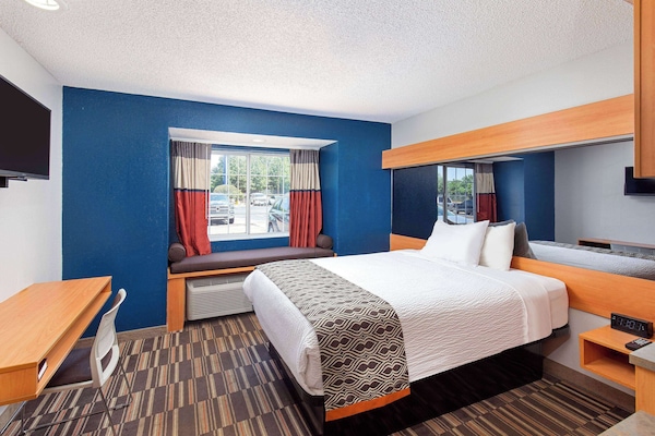 Suite, 1 Bedroom, Non Smoking | Desk, blackout drapes, iron/ironing board, WiFi (free)