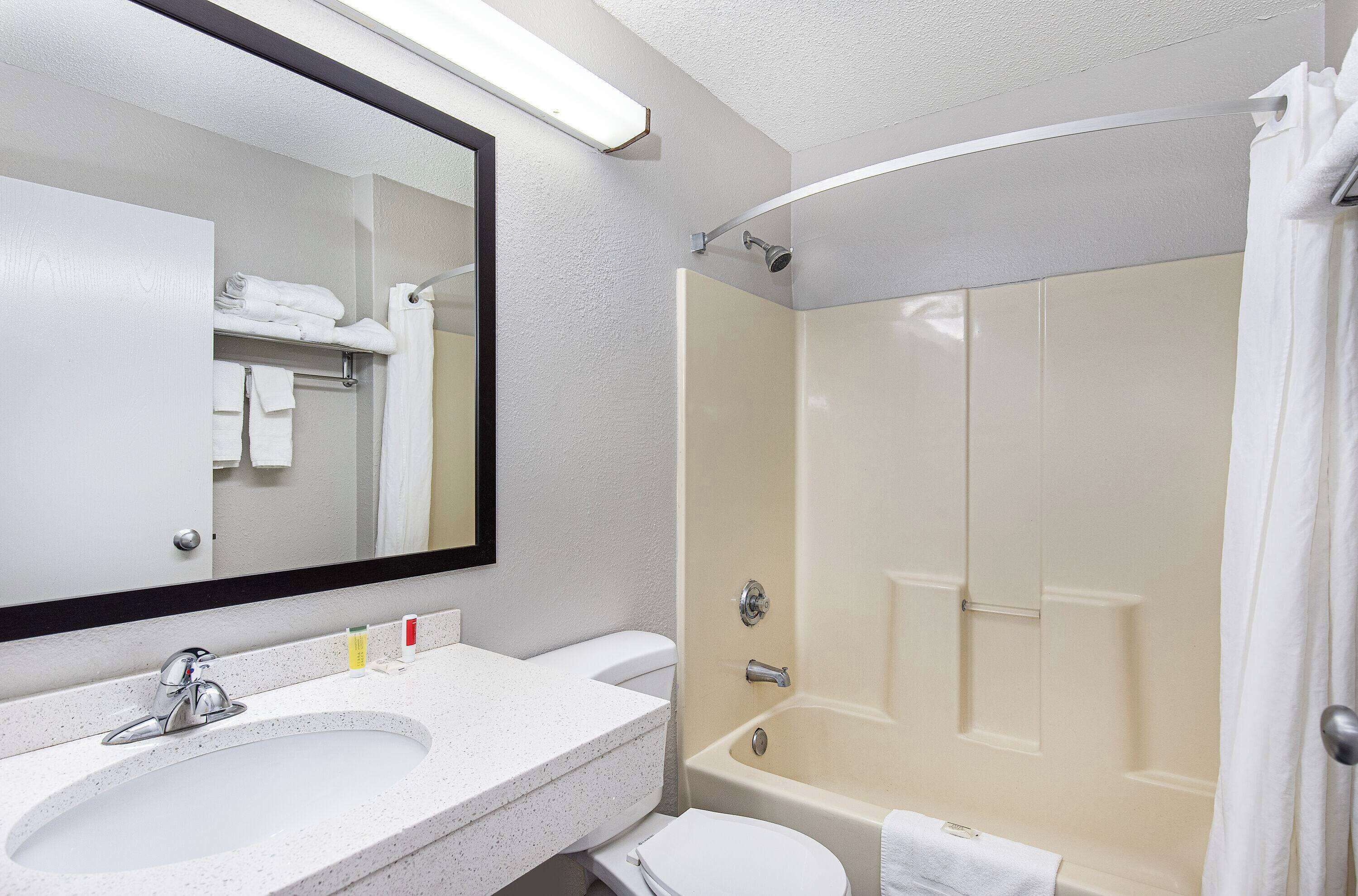 Combined shower/bathtub, free toiletries, hair dryer, towels