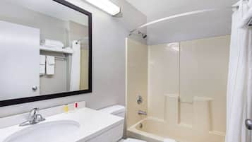 Combined shower/bathtub, free toiletries, hair dryer, towels