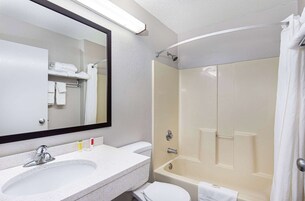 Ducha y bañera combinadas y artículos de higiene personal gratuitos