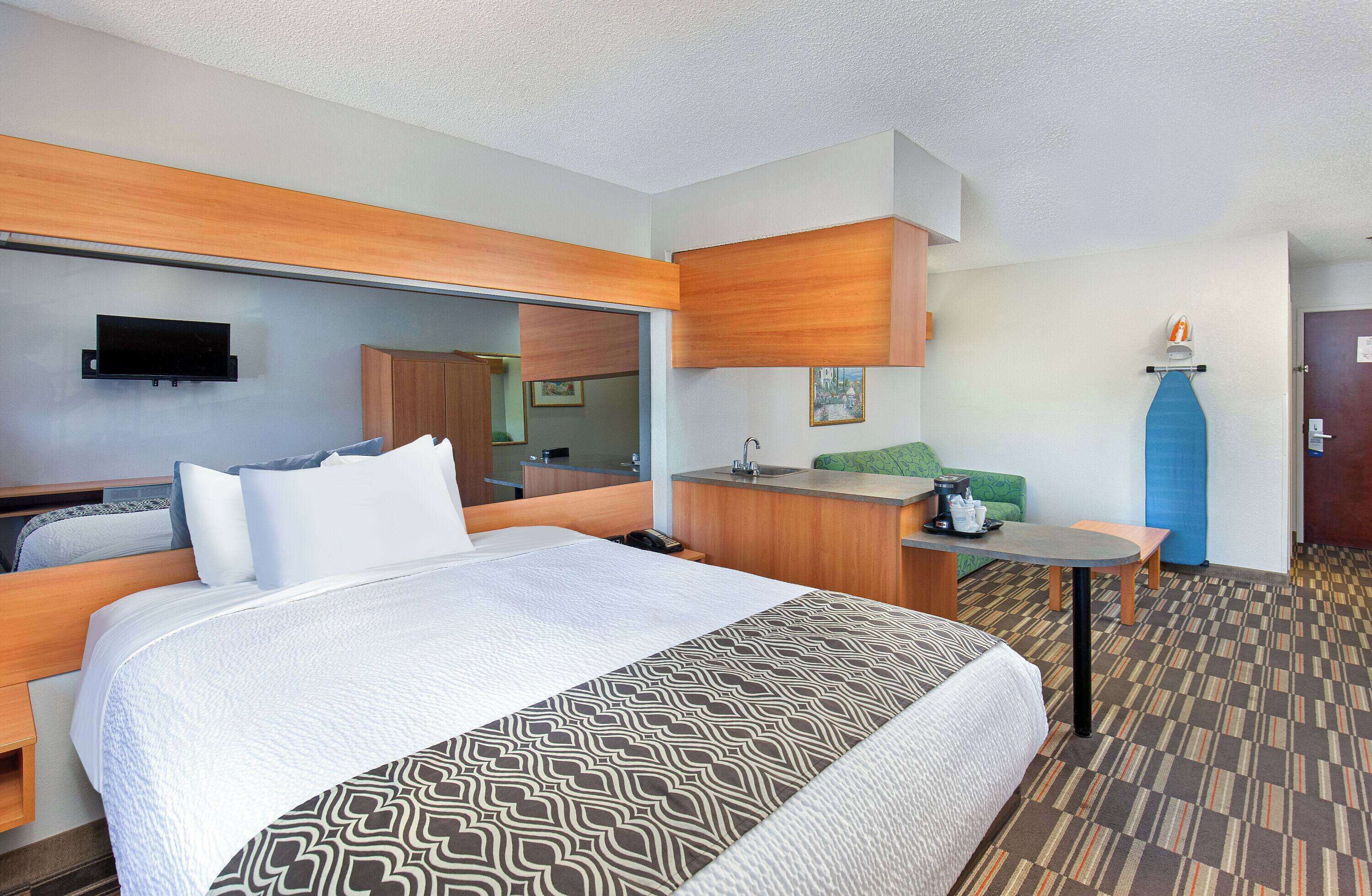 Suite, 1 chambre, non-fumeur | Bureau, rideaux d’obscurcissement, fer et planche à repasser