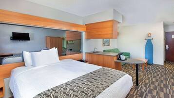 Suite, 1 chambre, non-fumeur | Bureau, rideaux d’obscurcissement, fer et planche à repasser