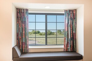In-room safe, desk, iron/ironing board, free WiFi - Microtel Inn & Suites by Wyndham Claremore (Claremore)