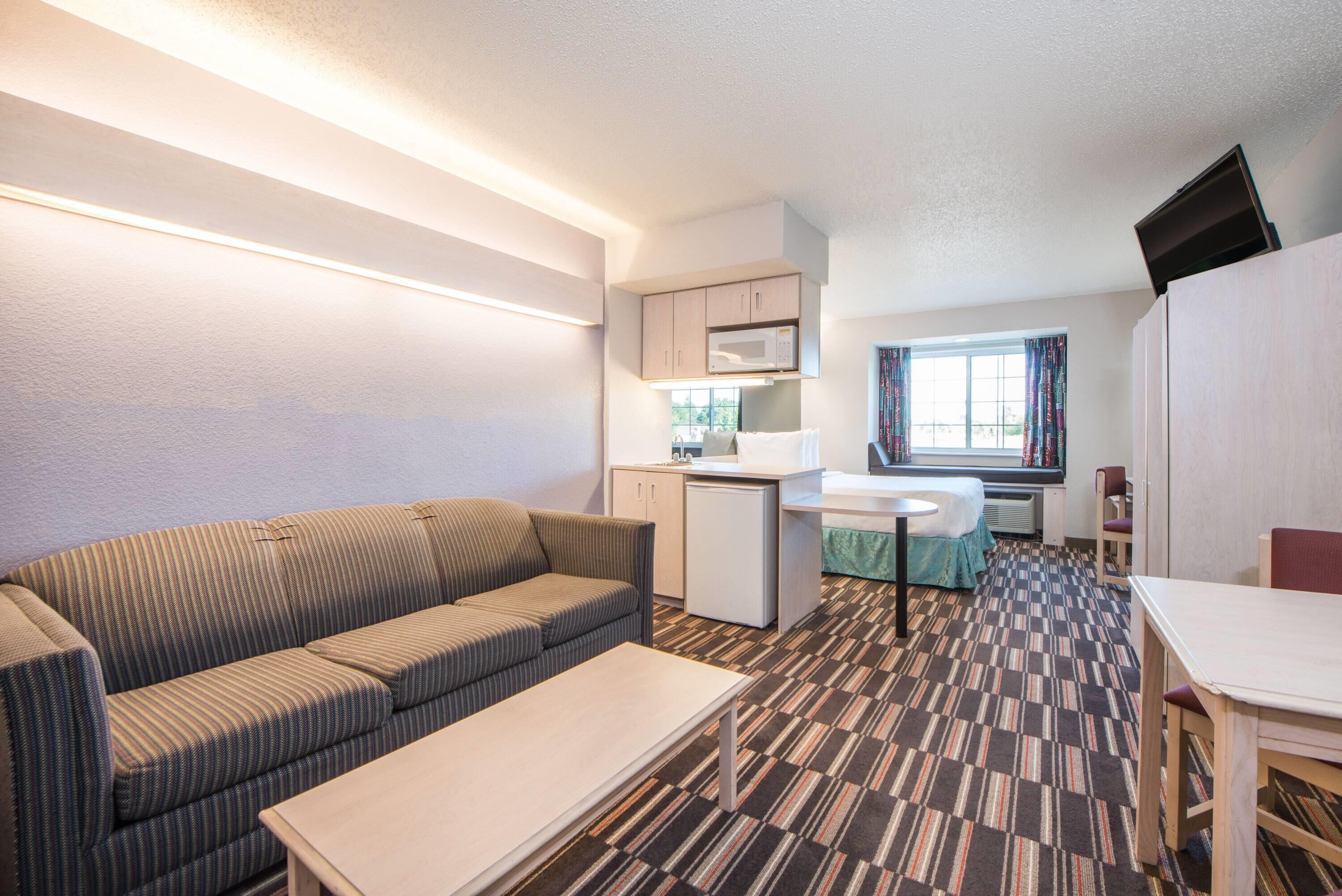 Studio Suite, 1 Queen Bed, Non Smoking | In-room safe, desk, iron/ironing board, free WiFi