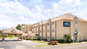 Un hotel Microtel con entrada cubierta, varios pisos y un letrero que indica que pertenece a Wyndham.