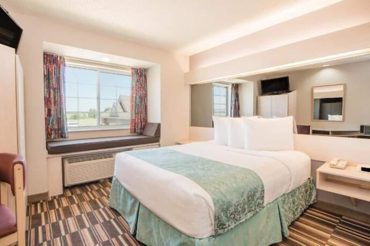 In-room safe, desk, iron/ironing board, free WiFi