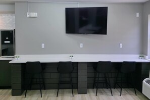 Free daily full breakfast - Microtel Inn & Suites by Wyndham Claremore (Claremore)