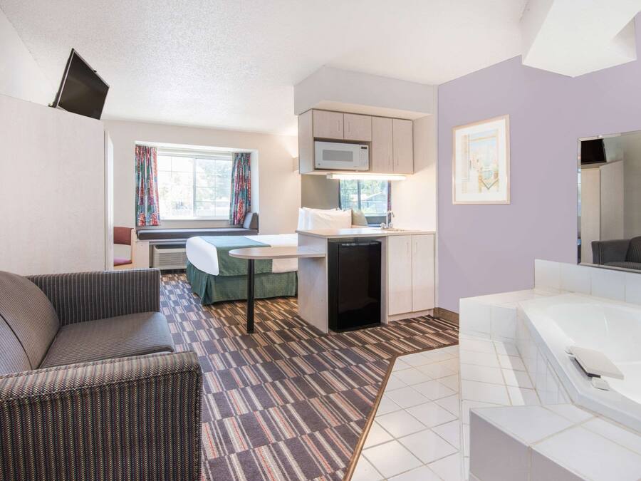 Deluxe Studio Suite, 1 Katil Ratu (Queen), Non Smoking | Peti besi dalam bilik, meja, seterika/papan seterika, Wi-fi percuma