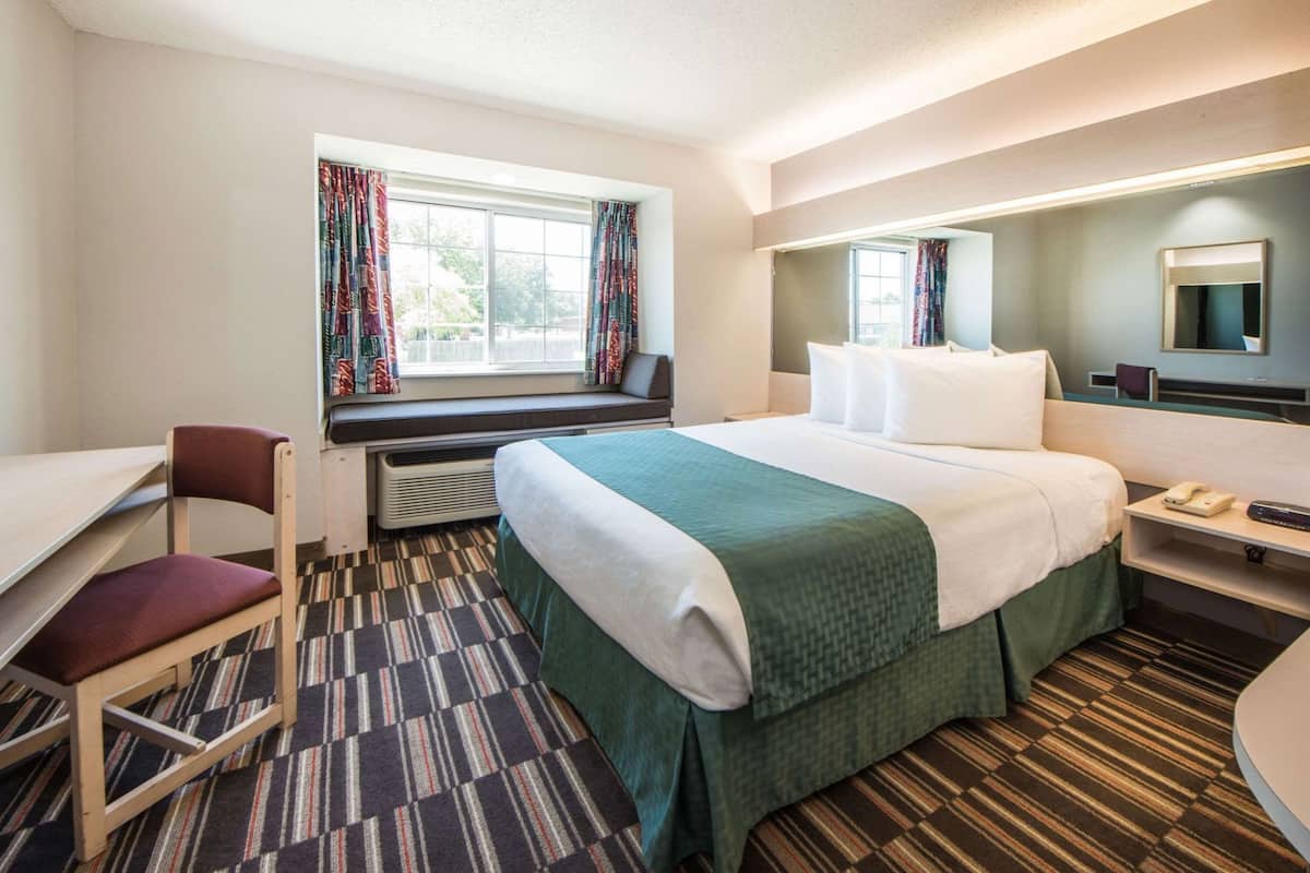 In-room safe, desk, iron/ironing board, free WiFi