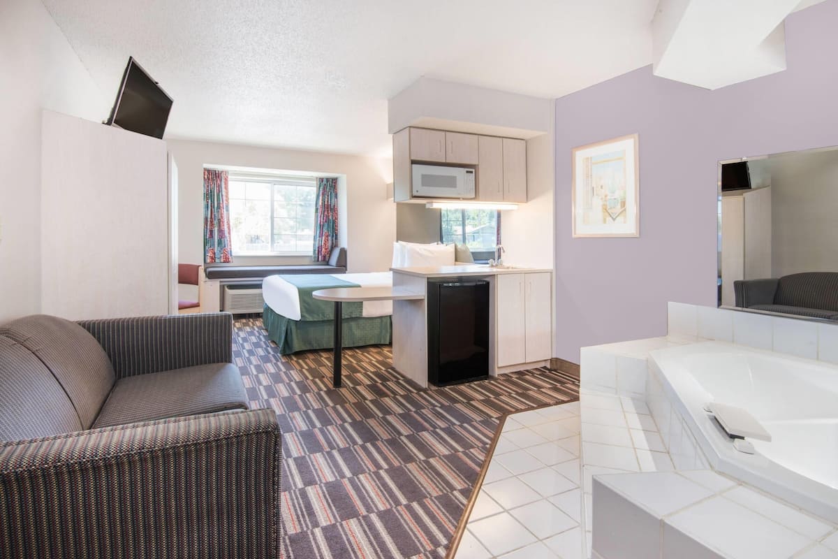Deluxe Studio Suite, 1 Queen Bed, Non Smoking