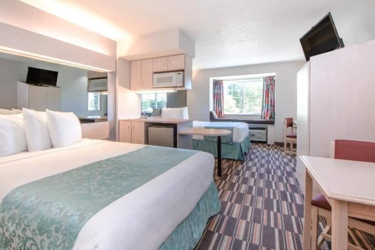 In-room safe, desk, iron/ironing board, free WiFi