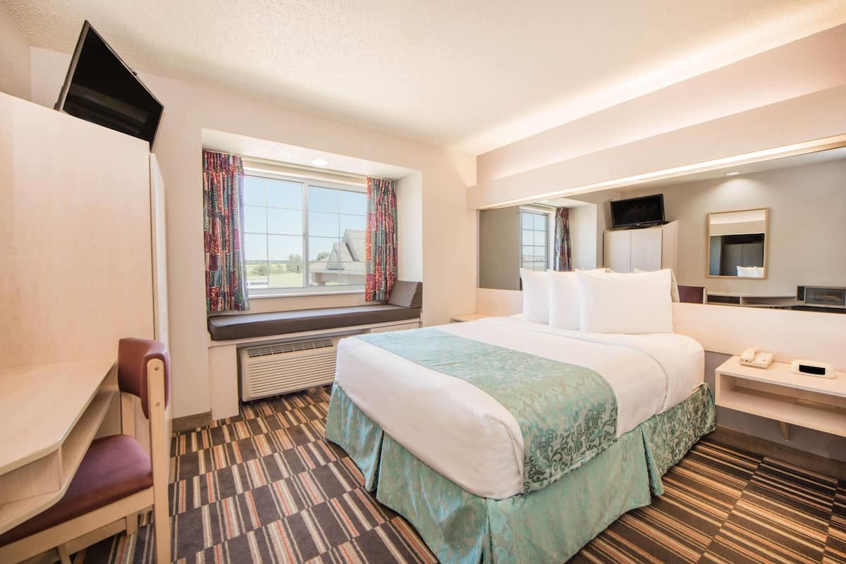 In-room safe, desk, iron/ironing board, free WiFi