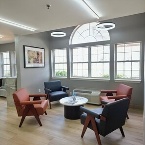 Lobby sitting area - Microtel Inn & Suites by Wyndham Claremore (Claremore)