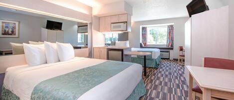 Suite studio, 2 grands lits, non-fumeur | Coffre-fort, bureau, fer et planche à repasser, accès au Wi-Fi (inclus)
