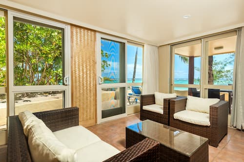 2-Bedroom Grand Beachfront Suite | Living area