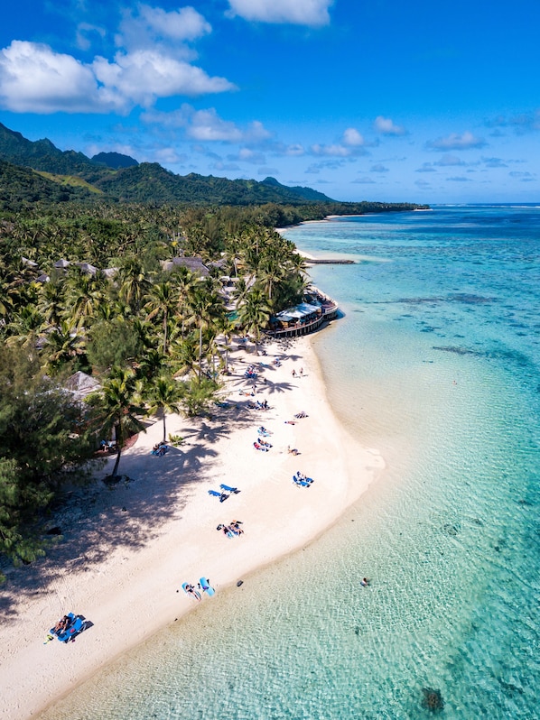 Plage privée, sable blanc, cabana (gratuite), chaise longue