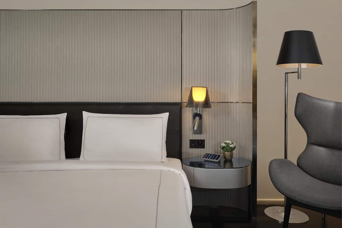 Minibar, safe på rommet, skrivebord og lydisolert