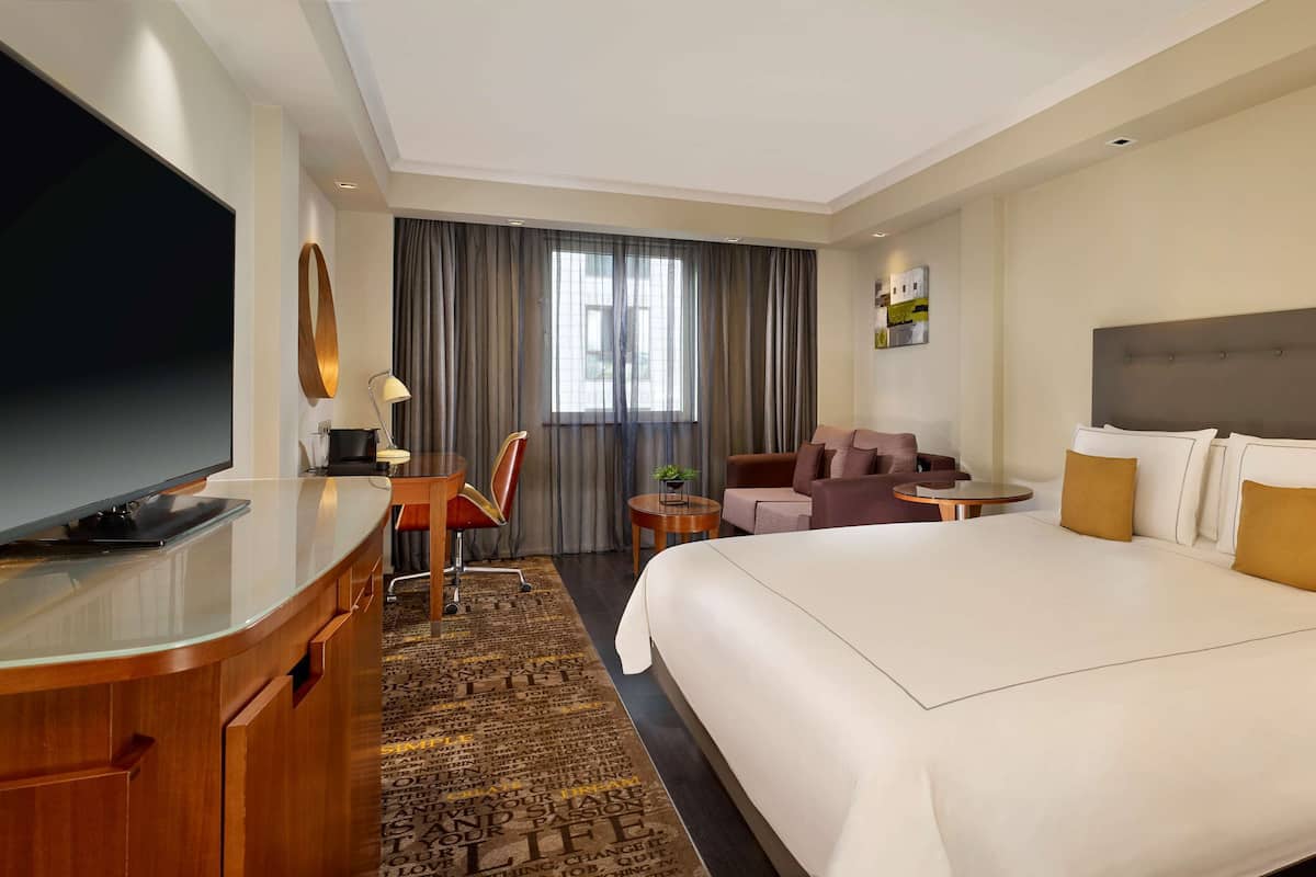 Executive Room, 1 King Bed (Sofabed) | Minibar, in-room safe, desk, soundproofing
