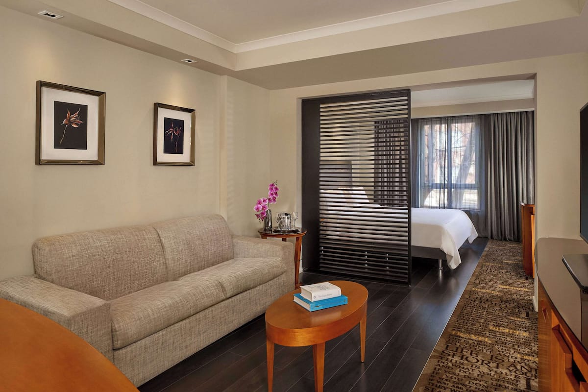 Executive Room, 1 King Bed (Studio) | Minibar, in-room safe, desk, soundproofing