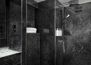 Combined shower/bathtub, designer toiletries, hair dryer, towels - Park Plaza Victoria London (London)