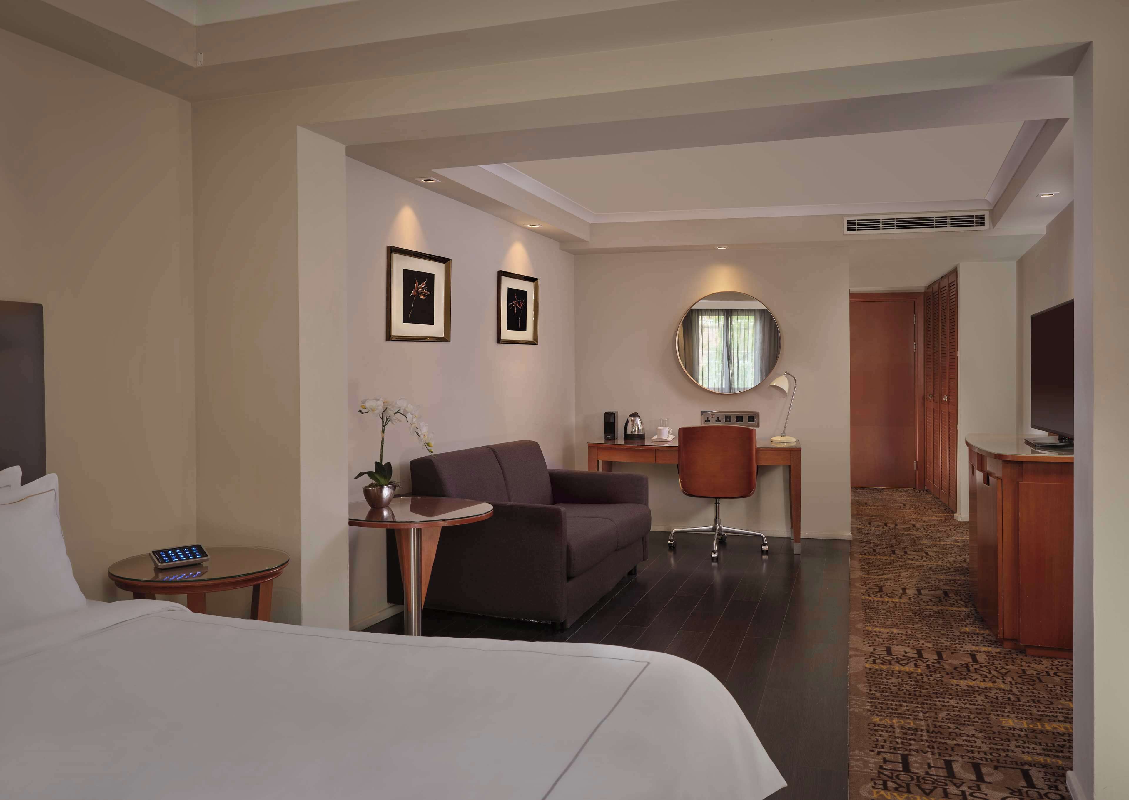 Executive Room, 1 King Bed (Studio) | Minibar, in-room safe, desk, soundproofing