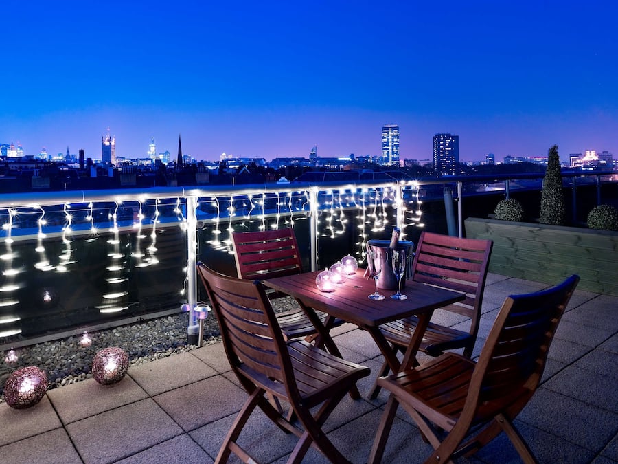 Appartement, 1 slaapkamer | Een minibar, een kluis op de kamer, een bureau, geluiddichte muren