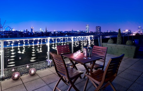 Minibar, caja de seguridad en la habitación y escritorio